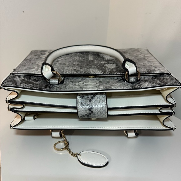 Guess crocodile print handbag. - Picture 3 of 5